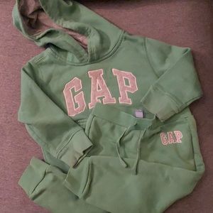Gap sunwashed sweatsuit (size 2T)